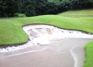 豪雨や雨の通り道で砂が流れてしまったバンカー